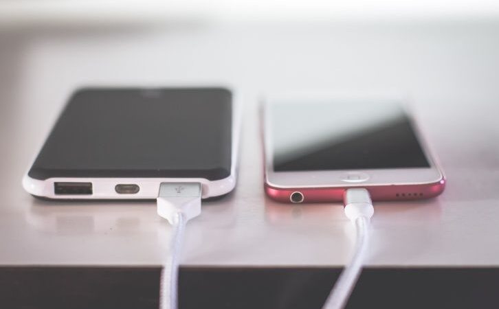 Muere ‘ELECTROCUTADO’ al querer conectar su cargador