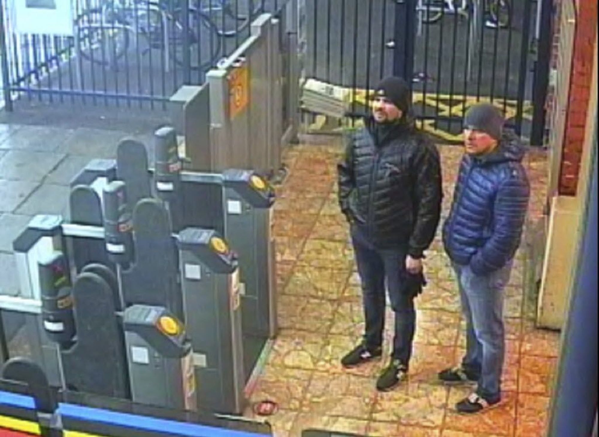 En esta imagen, tomada de un video de una cámara de seguridad y distribuida por la Policía Metropolitana de Londres el 5 de septiembre de 2018, se muestra a los ciudadanos rusos Ruslan Boshirov y Alexander Petrov, sospechosos del envenenamiento de un exespía ruso en Gran Bretaña, en la estación de tren de Salisbury, el 3, de marzo de 2018. (Policía Metropolitana vía AP)