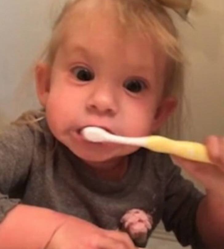 Finge que su cepillo de dientes es eléctrico para imitar a su padre Su expresión derrite corazones |