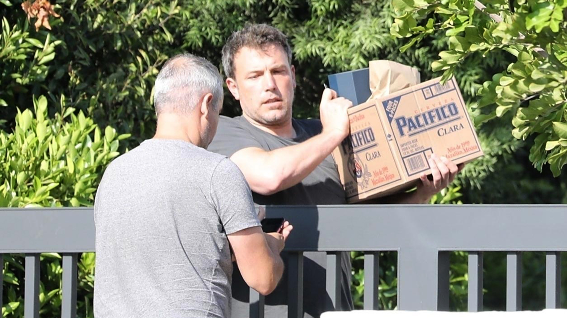 Ben Affleck recibiendo un delivery de alcohol en su casa de Los Ángeles (Grosby Group)