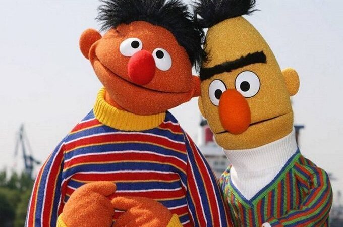 Beto y Enrique de Plaza Sesamo son HOMOSEXUALES