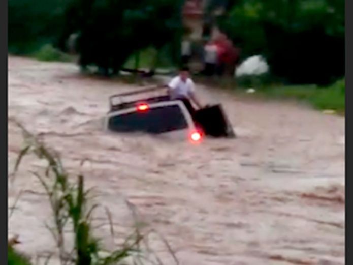 VIDEO | Fuerte corriente se lleva camioneta con niños en Culiacán