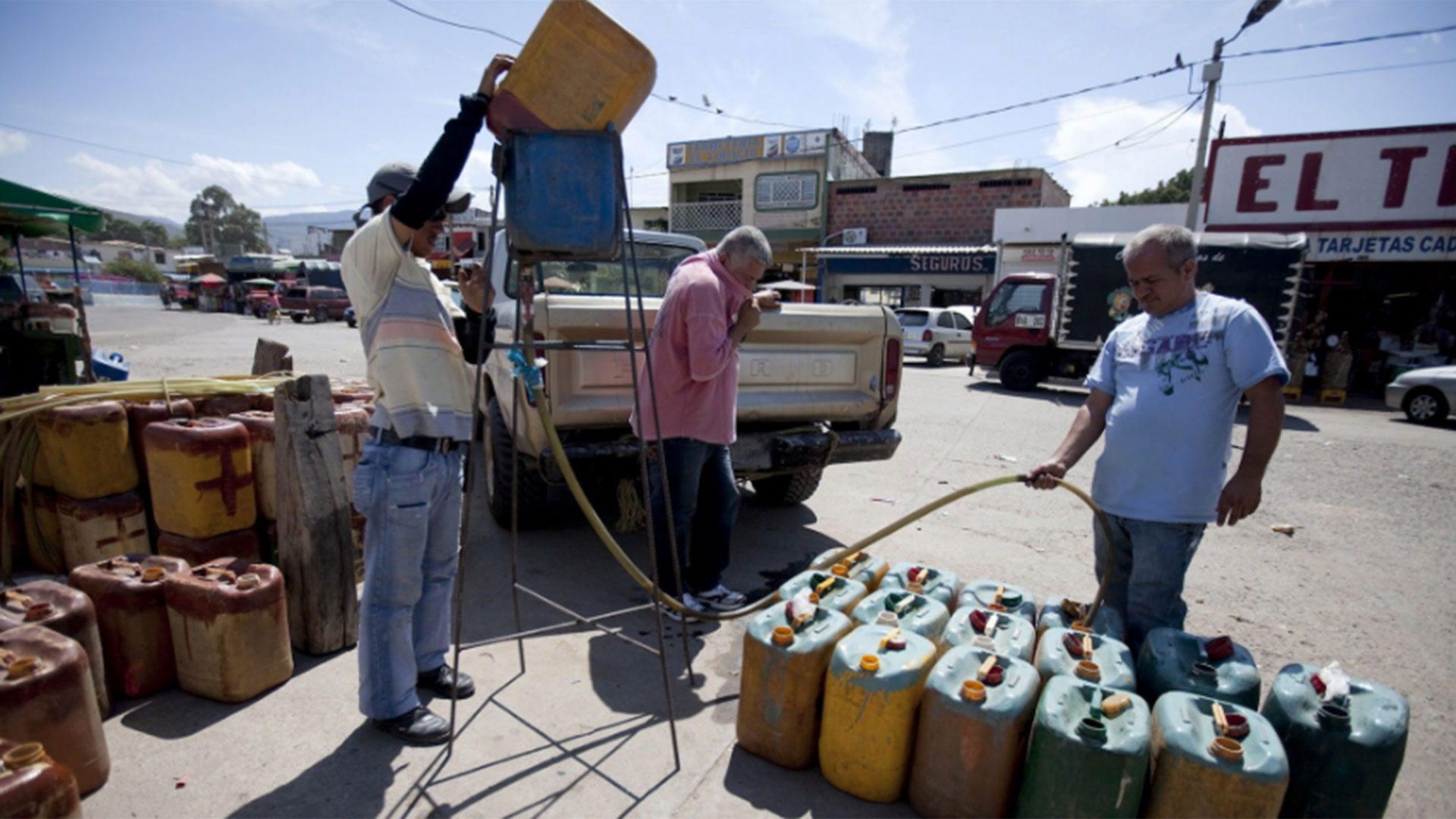 Venezolanos viven calvario para conseguir gasolina en frontera con Colombia