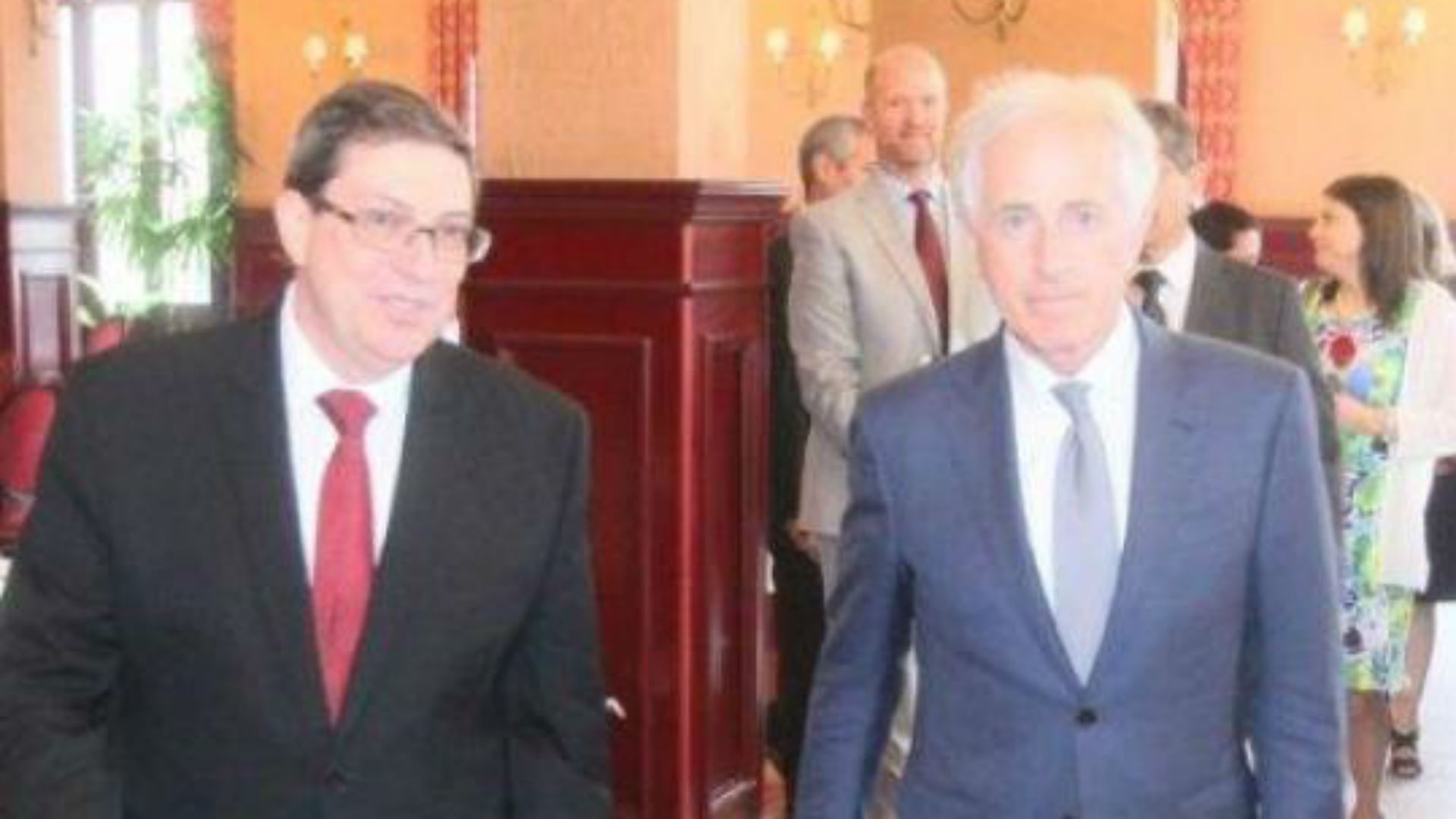 El canciller cubano Bruno Rodríguez y el presidente de la Comisión de Relaciones Exteriores del Senado de EEUU Robert Corker