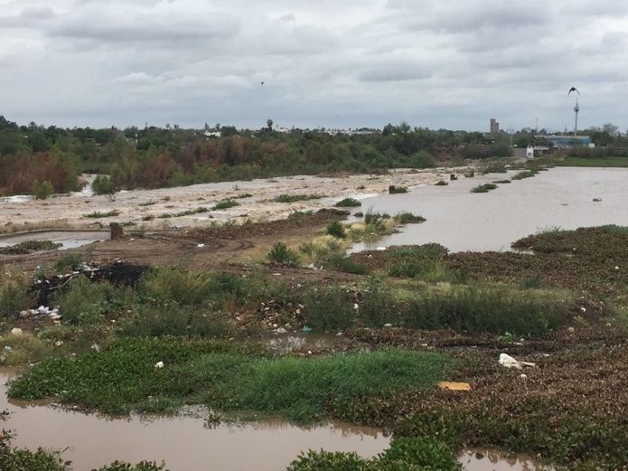 Se desborda la presa derivadora en Culiacán