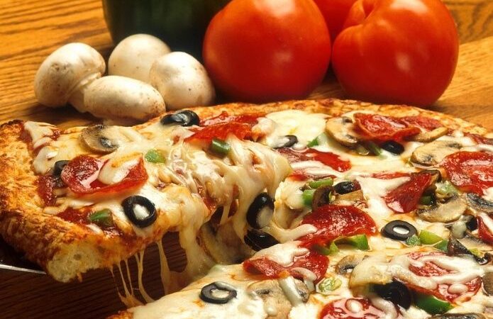 Pizzería ofrece pizza gratis de por vida a quien se tatúe su logo
