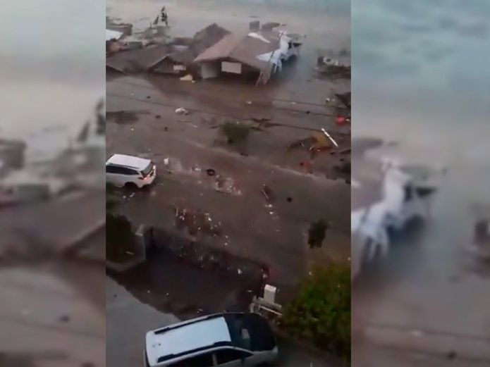 Tsunami golpea Indonesia tras terremoto magnitud 7.5