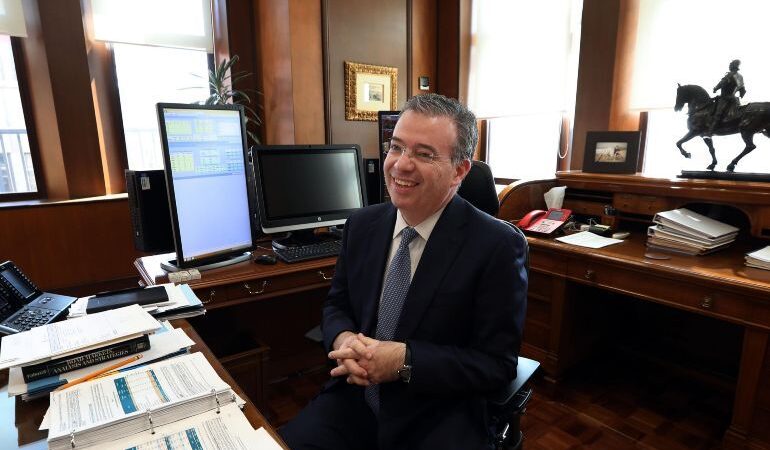 Salario mensual de miembros de la junta de BANXICO es de 356 mil pesos