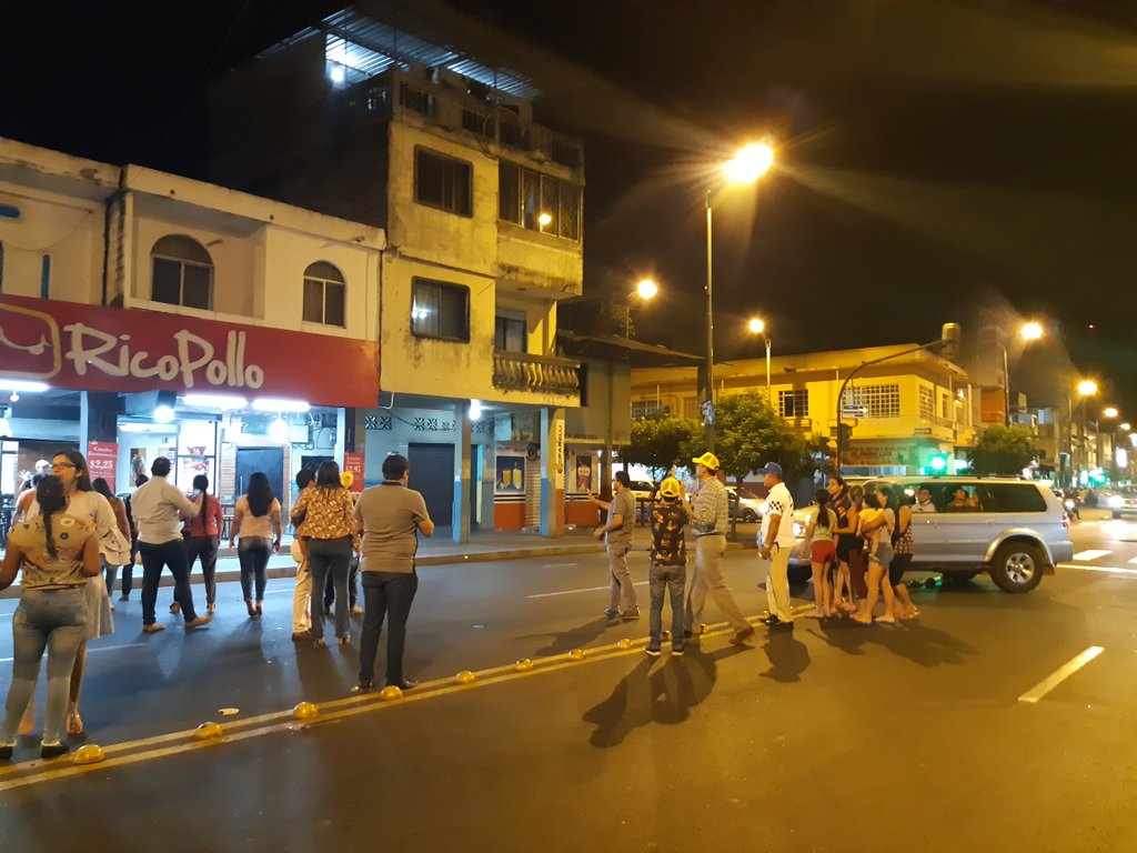 Personas en la calle en Babahoyo tras el sismo (Foto: Twitter Xavier Villacis)