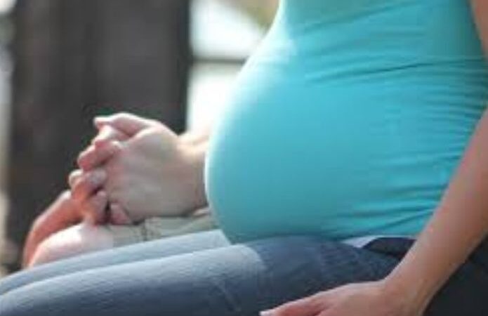 Le extraen a su bebé y muere desangrada en una banqueta