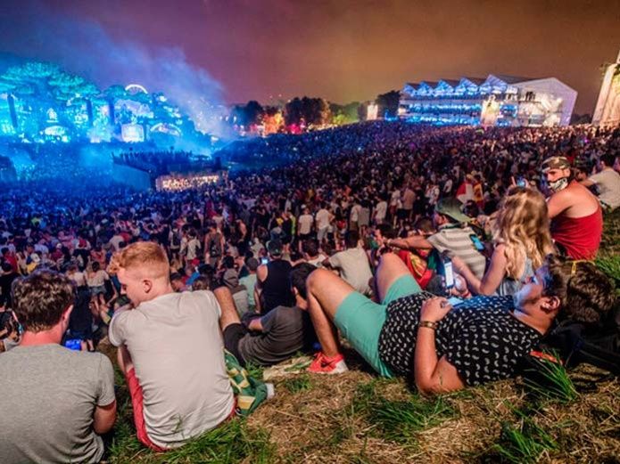 Por tomar demasiada agua, dos chicas mueren en Tomorrowland