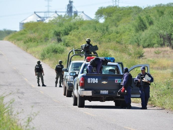 Vecinos se enfrentan contra policías en Ciudad de México