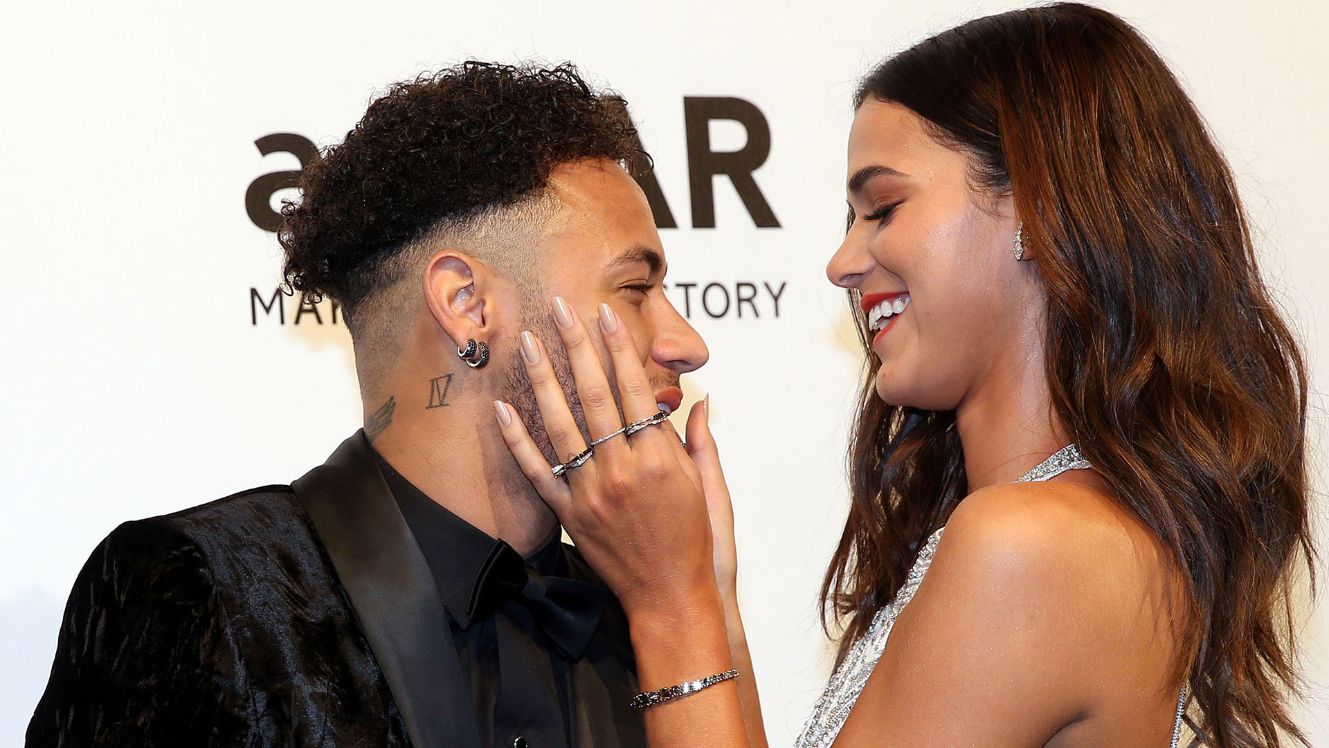 Neymar junto a su novia, Bruna Marquezine (Reuters)