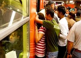 Le arranca a mordidas pedazo de la oreja en el Metro