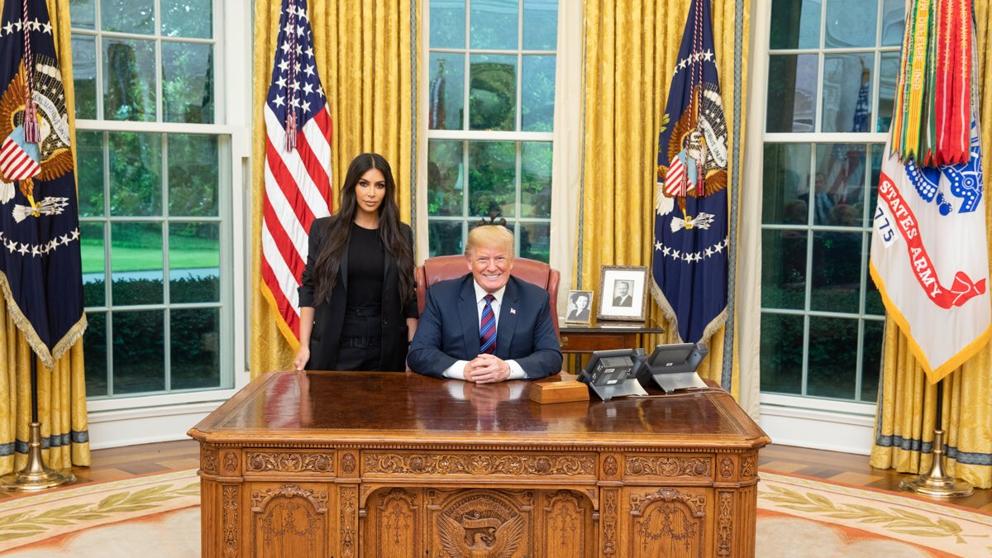 Donald J. Trump recibe a Kim Kardashian en la CasaBlanca | Otra vez