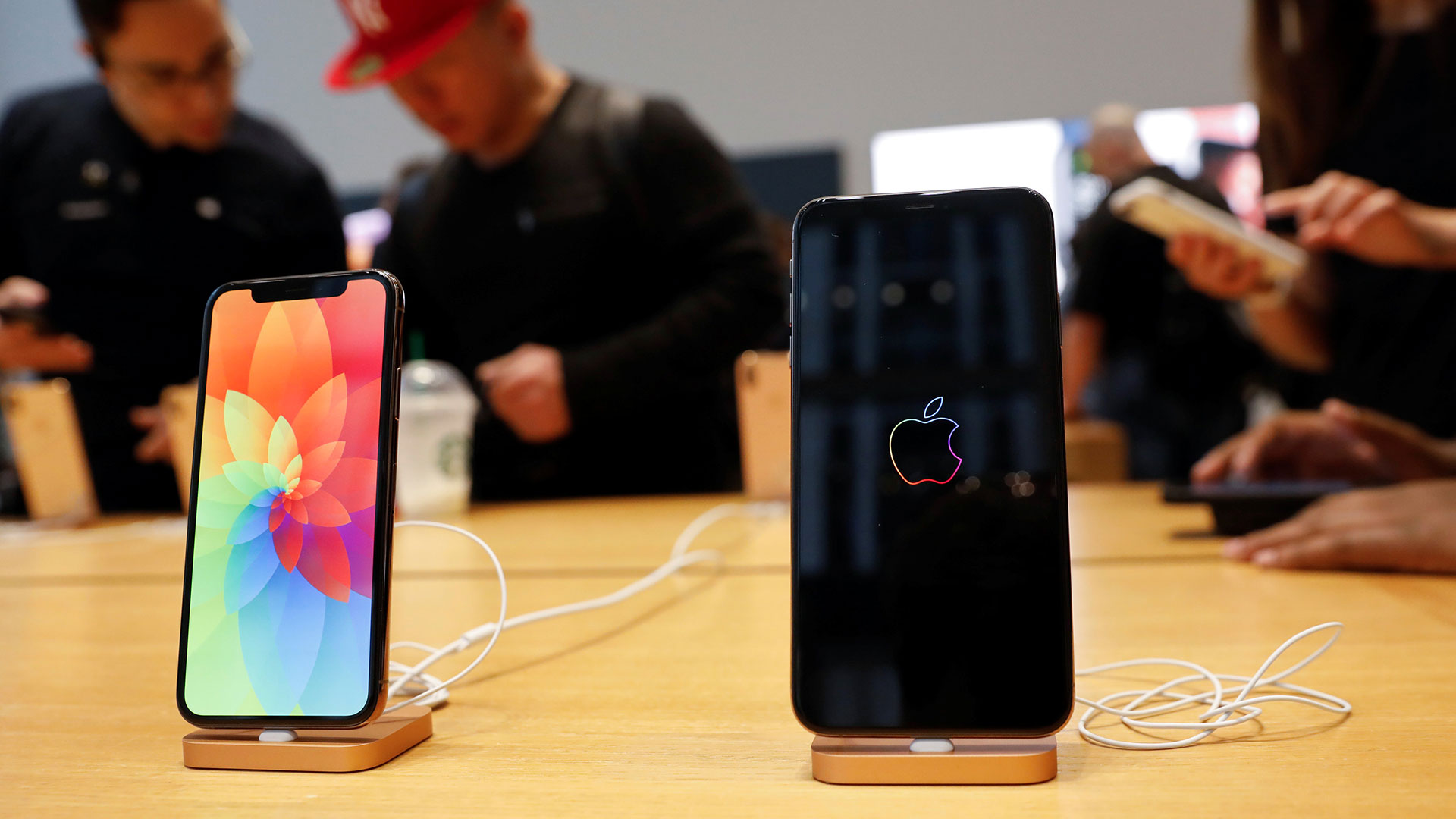 Este viernes salieron a la venta los nuevo iPhone (Reuters)