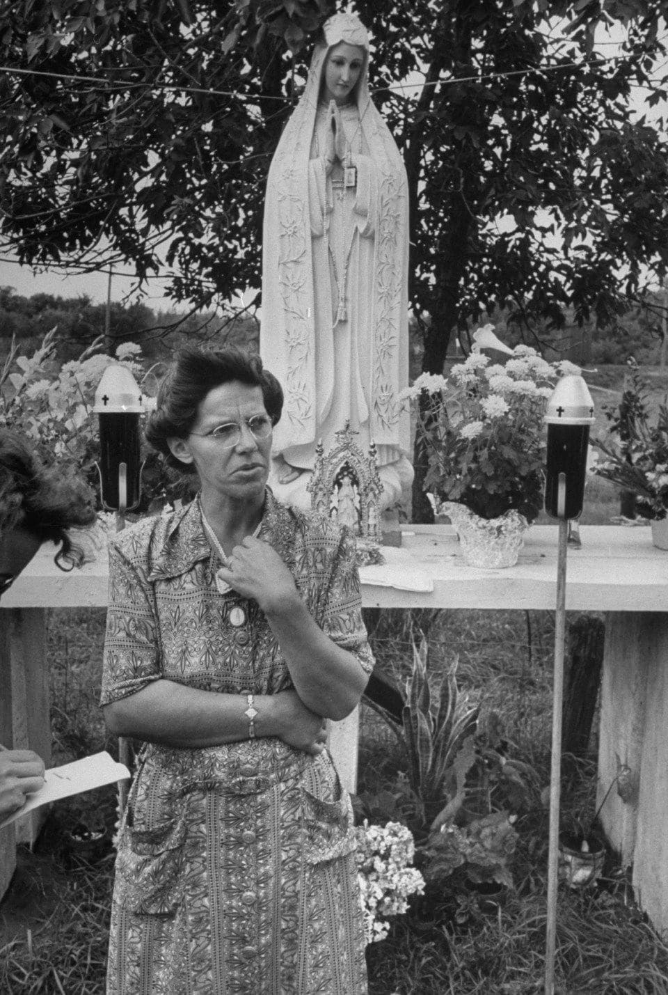 Mary Ann Van Hoof junto a una estatua de la Virgen María, donde en 1950 decenas de miles de personas acudieron para ver la aparición de la Virgen (Howard Sochurek/Life Picture Collection/Getty Images)