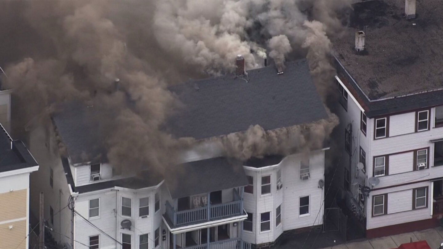 Decenas de explosiones de gas en Massachusetts causaron un muerto 12 heridos y al menos 70 edificios incendiadas |