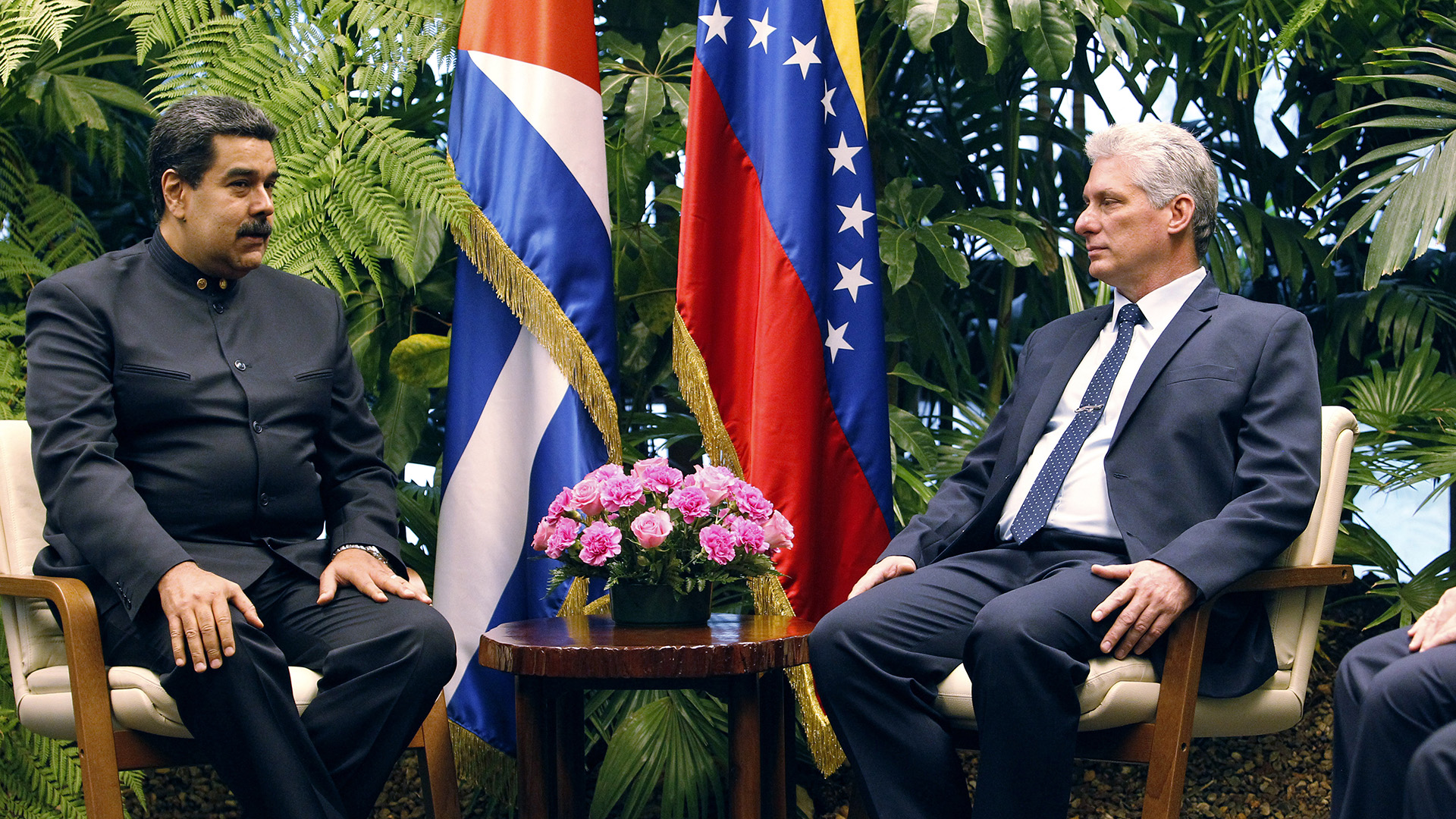 Miguel Díaz-Canel recibió el 21 de abril de 2018 en el Palacio de la Revolución de La Habana a su homólogo venezolano, Nicolás Maduro, el primer jefe de estado que visitó la isla tras el relevo presidencial ocurrido en la isla (EFE/Ernesto Mastrascusa/POOL)