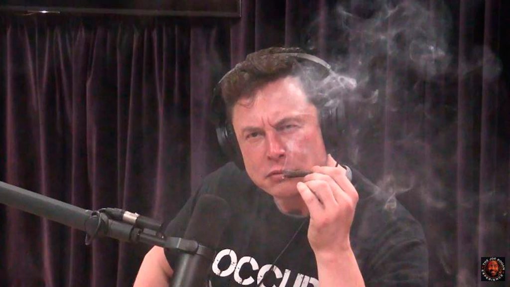 Elon Musk, dueño de Tesla, fumo hierba durante programa en linea