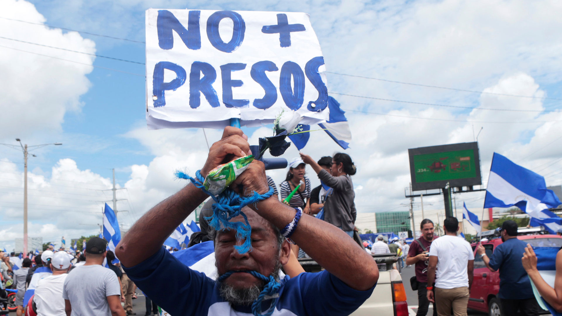 Un hombre protestas contras los arrestos a la oposición en Nicaragua. (EFE)