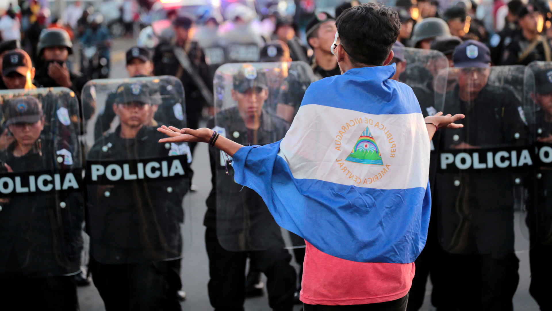 Un joven se planta a la policía en las calles de Managua. (Reuters)