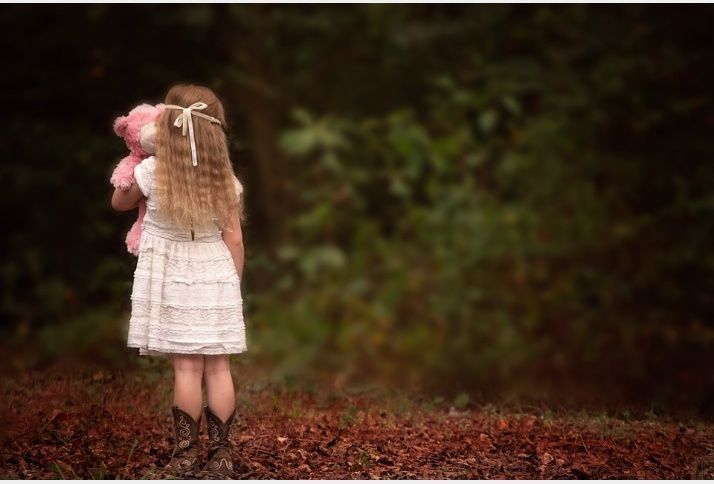 Aterradora historia de la niña del peluche; tras su muerte busca a su madre