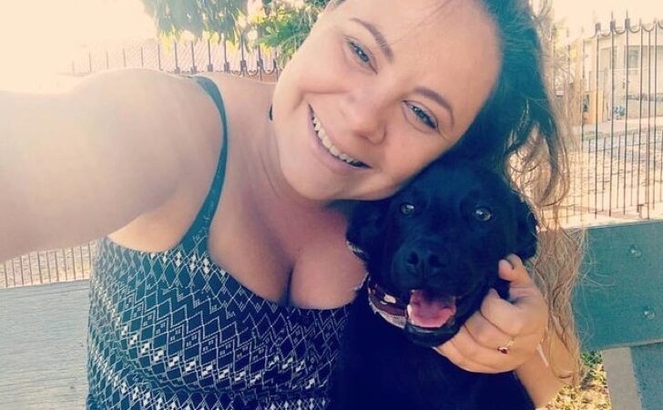 Un perro nos mostró solidaridad a todos al compartir su manta con un perro callejero que tenía frío
