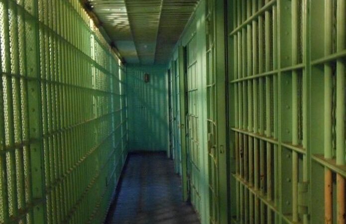 Violador transgénero va a prisión femenil y abusa de sus compañeras