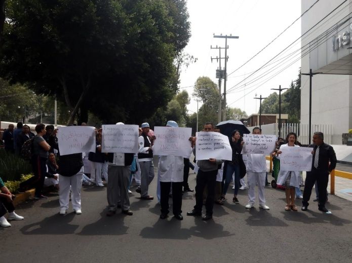 Protestan médicos por falta de medicinas en CDMX