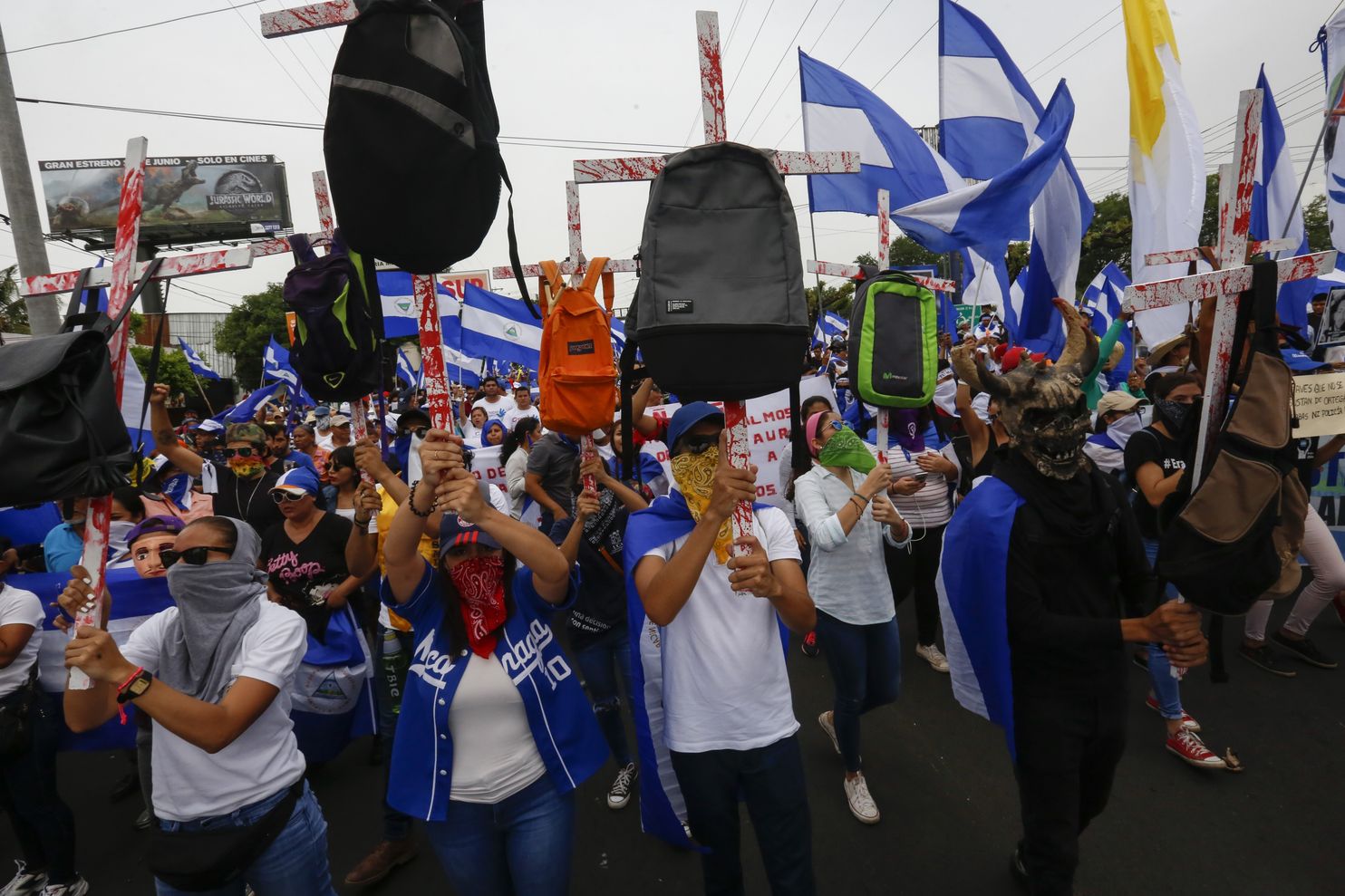 Estudiantes nicaragüenses han protagonizado varias manifestaciones en el país al tiempo que el gobierno de Daniel Ortega ejerce la represión con paramilitares armados (Alfredo Zuniga/AP)