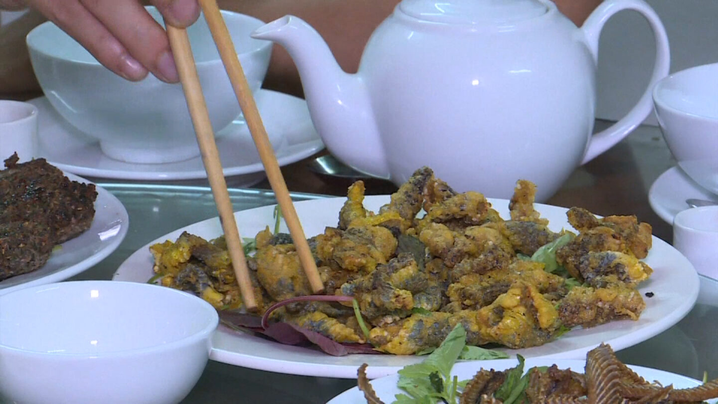 En Vietnam las serpientes se comen fritas o como salchichas |