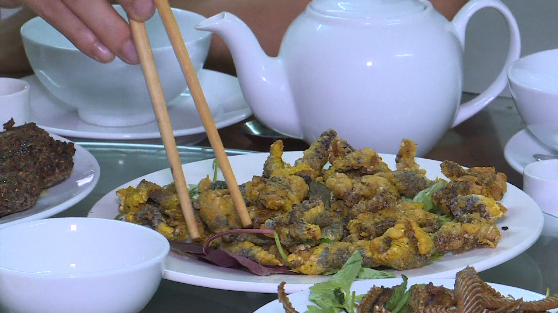 En Vietnam, las serpientes se comen fritas o como salchichas