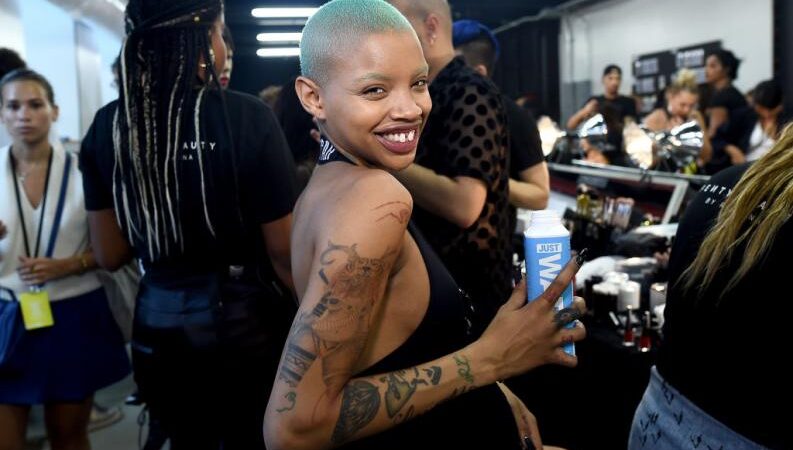 Desfiló en trabajo de parto y deslumbró con la colección de Rihanna: ¡conoce a Slick Woods!