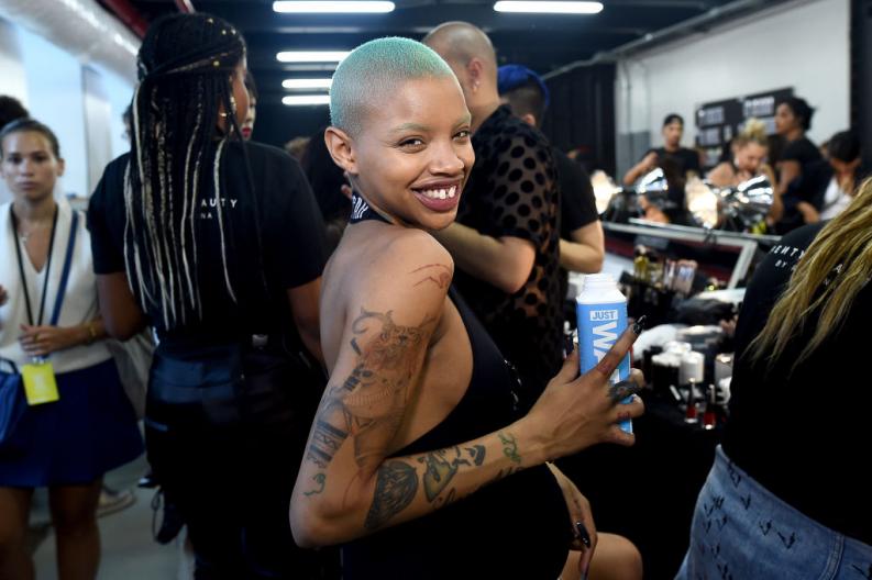 Desfiló en trabajo de parto y deslumbró con la colección de Rihanna: ¡conoce a Slick Woods!