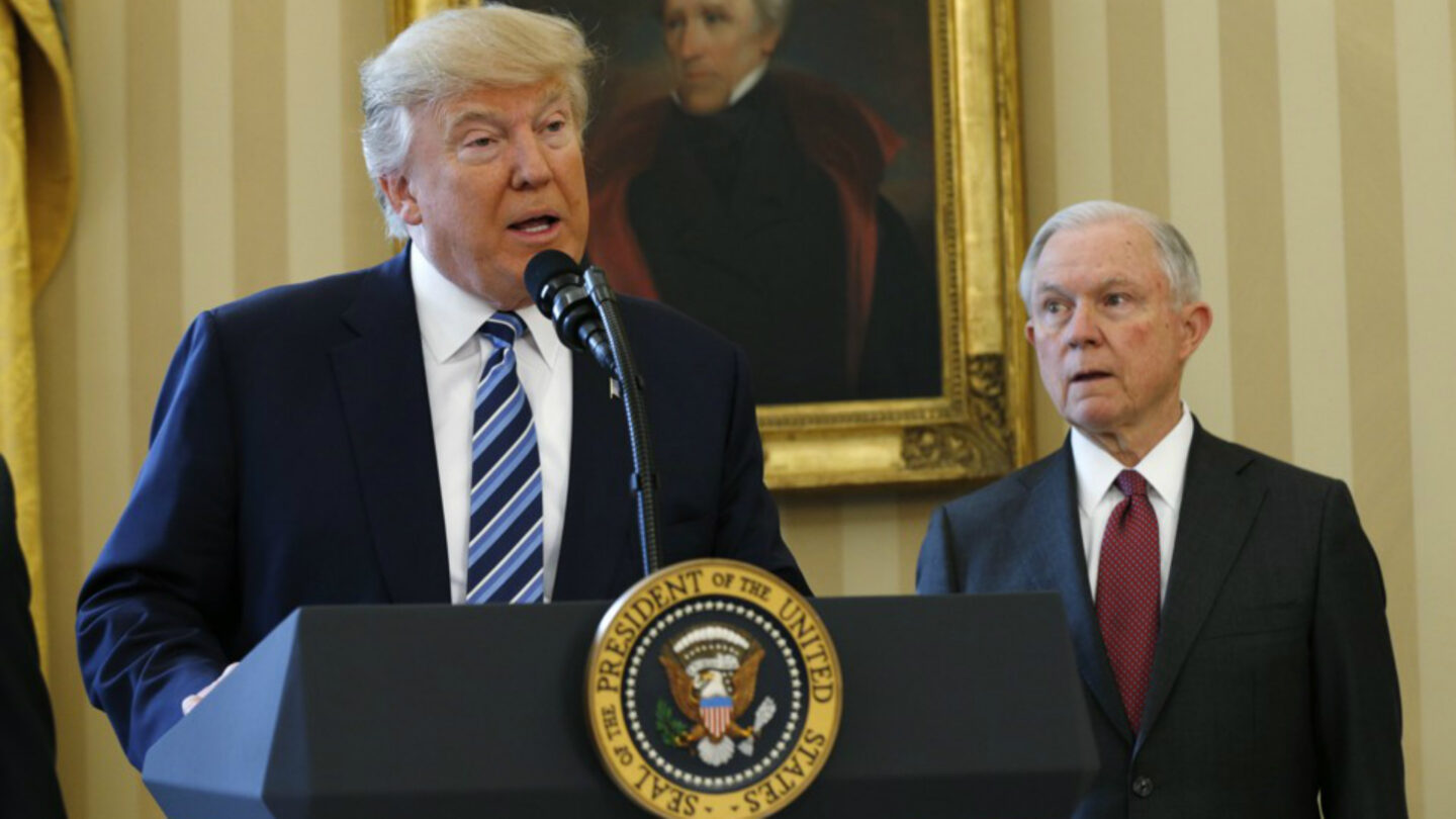 Donald Trump criticó al fiscal general de EEUU y lo acusó de perjudicar a candidatos republicanos de cara a las legislativas |