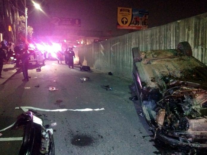 Vehículo sale volando y aplasta a dos personas