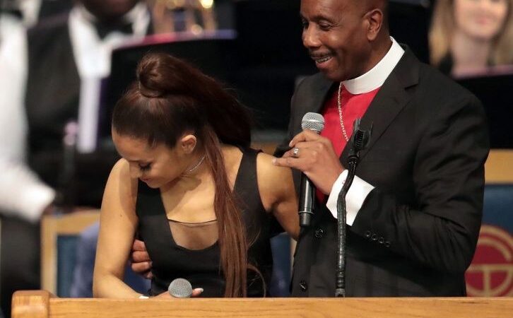 Reverendo pide perdón por “meter mano” a Ariana Grande