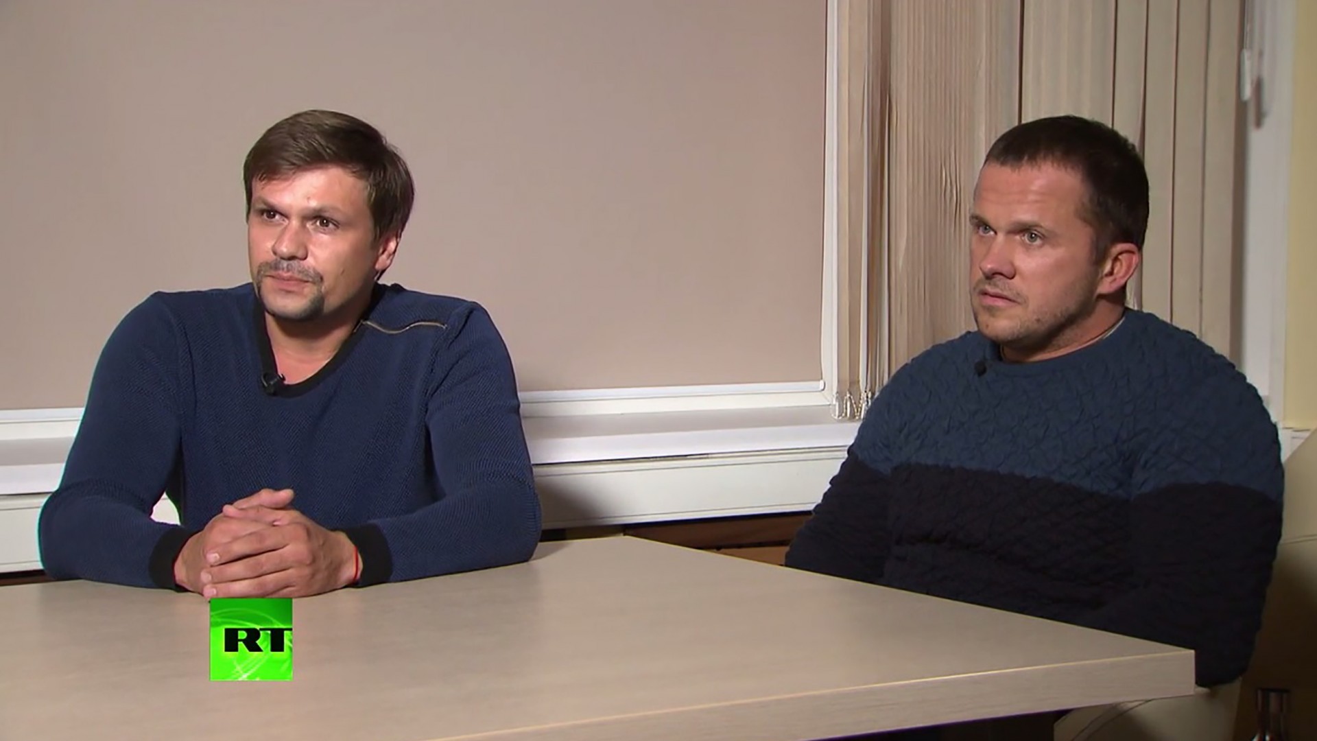 Alexander Petrov y Ruslan Boshirov, los hombres acusados de envenenar al ex espía Serguei Skripal, durante una entrevista con el canal del Kremlin RT. Bellingcat asegura que Boshírov es en realidad el coronel Chepiga y que Petrov es Alexander Mishkin (AFP/ RT via RuptlyI)