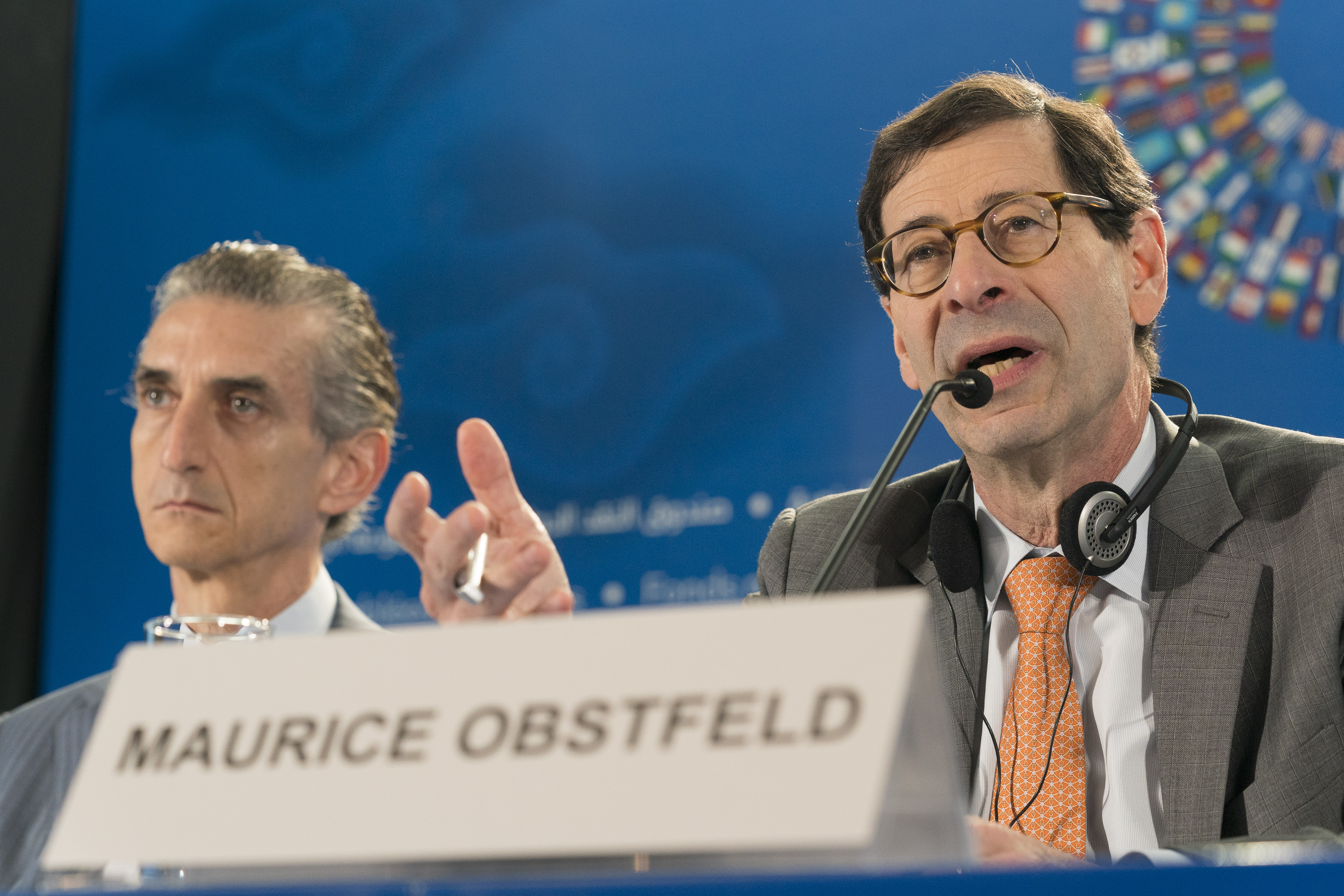 El economista jefe del FMI Maurice Obstfeld y el vice director Gian Maria Milesi-Ferretti durante la presentación del informe en Bali (AFP / INTERNATIONAL MONETARY FUND / Stephen Jaffe)