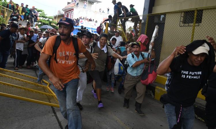 Ingresan migrantes a México por Puente Internacional en Tecún Umán | Vídeos