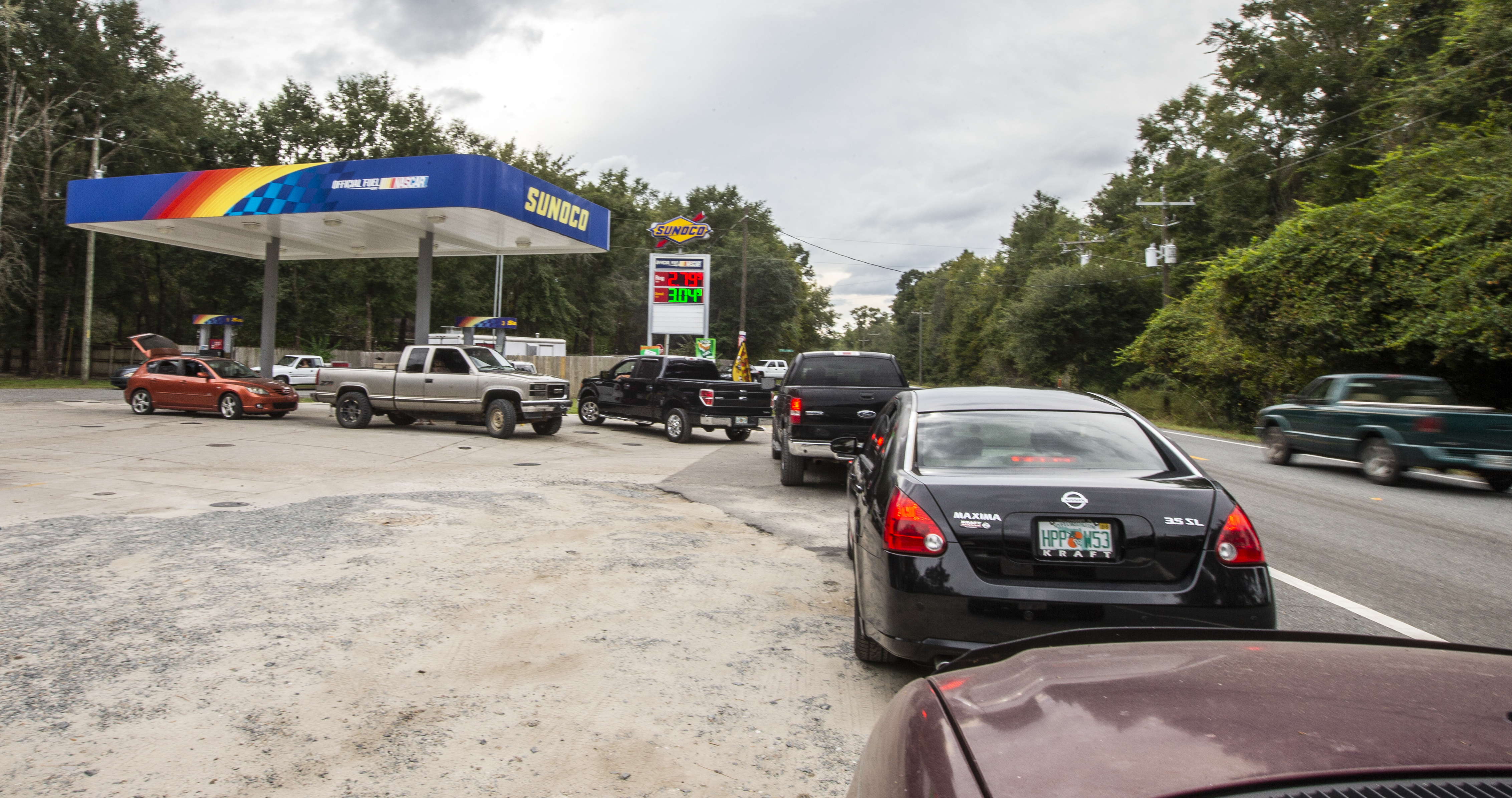 Conductores recargan combustible en Tallahassee, Florida, antes de la llegada del huracán (AFP)