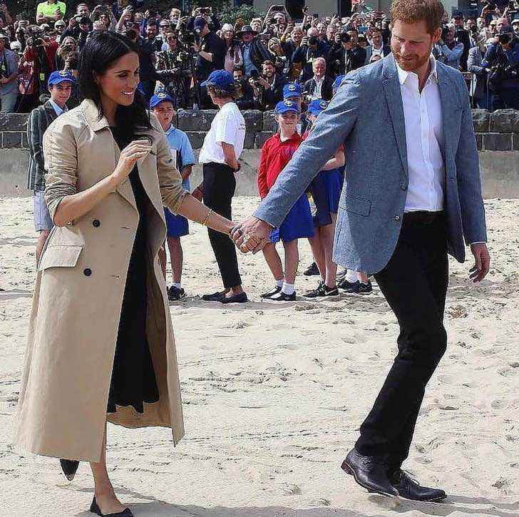 Meghan Markle dejó los tacos por zapatos hechos de botellas plásticas recicladas. Son igual de caros