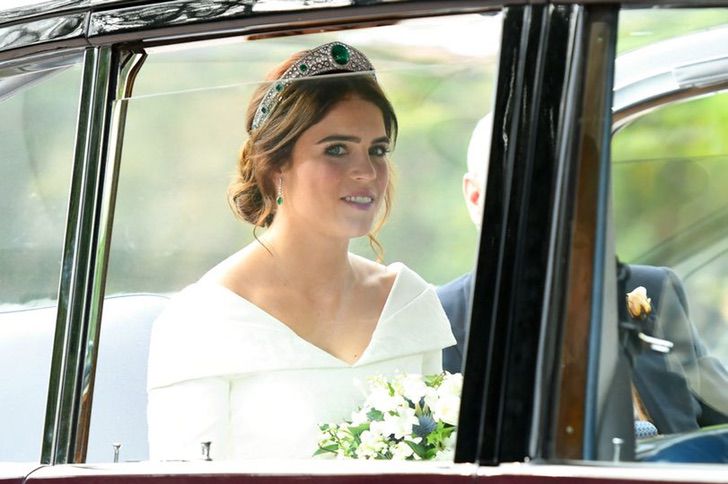 Princesa Eugenie rompió la tradición de usar velo. Quiso dejar al descubierto su cicatriz de escoliosis