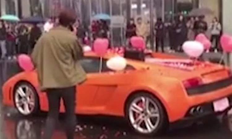 Rechazan propuesta de matrimonio a rico malcriado con todo y Lamborghini de regalo