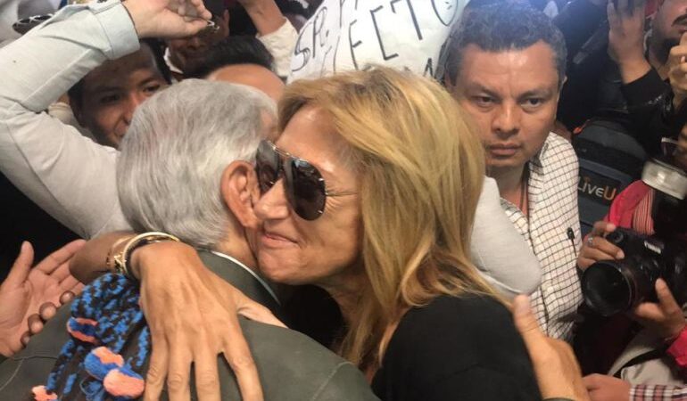 Beso de Judas | Adela Micha beso y saludo a AMLO; “Lo quiero mucho y punto”dice