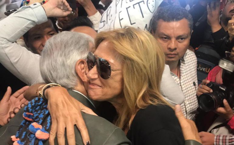 Beso de Judas | Adela Micha beso y saludo a AMLO; “Lo quiero mucho y punto”dice