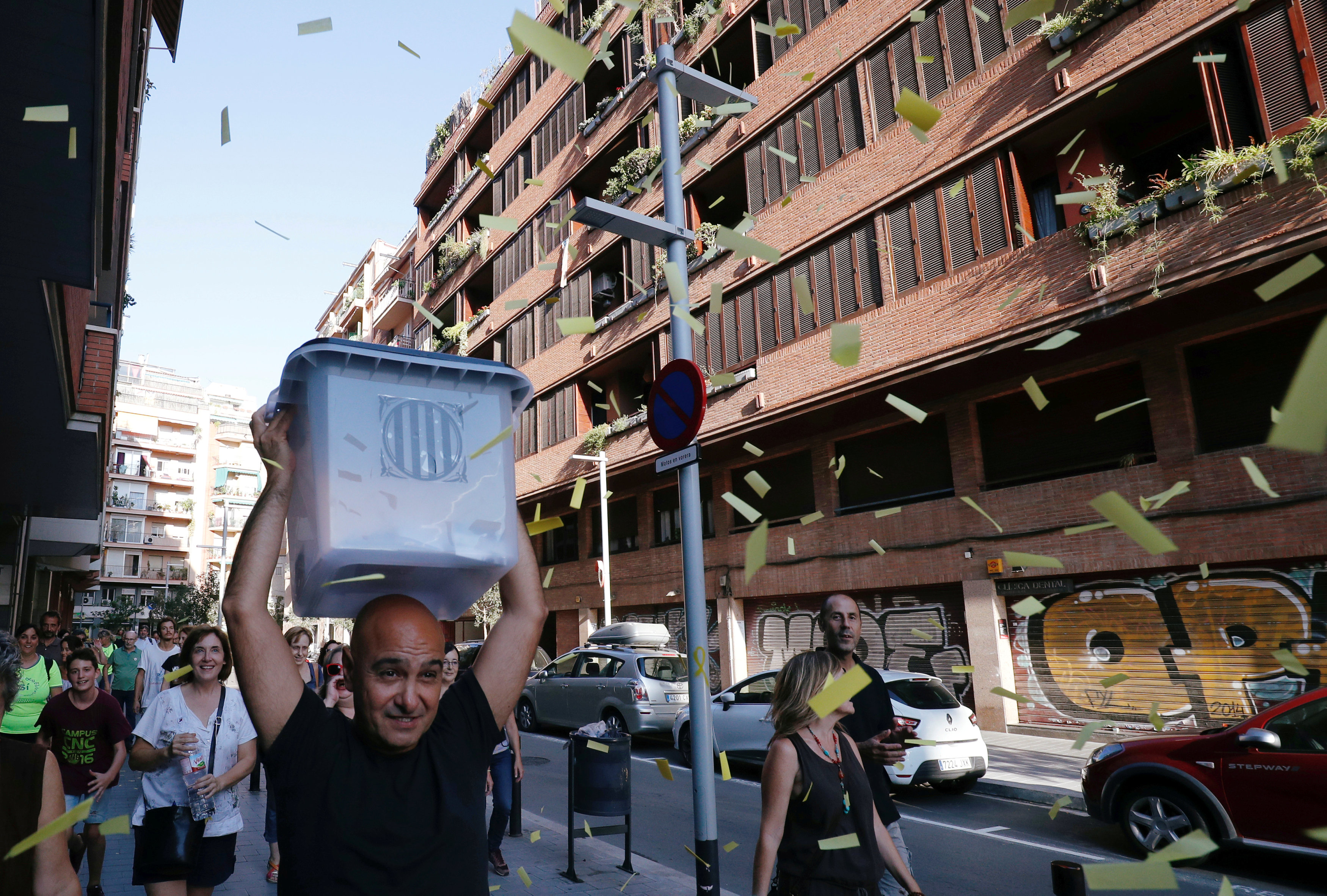 Un hombre lleva una urna durante una manifestación para conmemorar el referéndum independentista en Barcelona (REUTERS/Albert Gea)