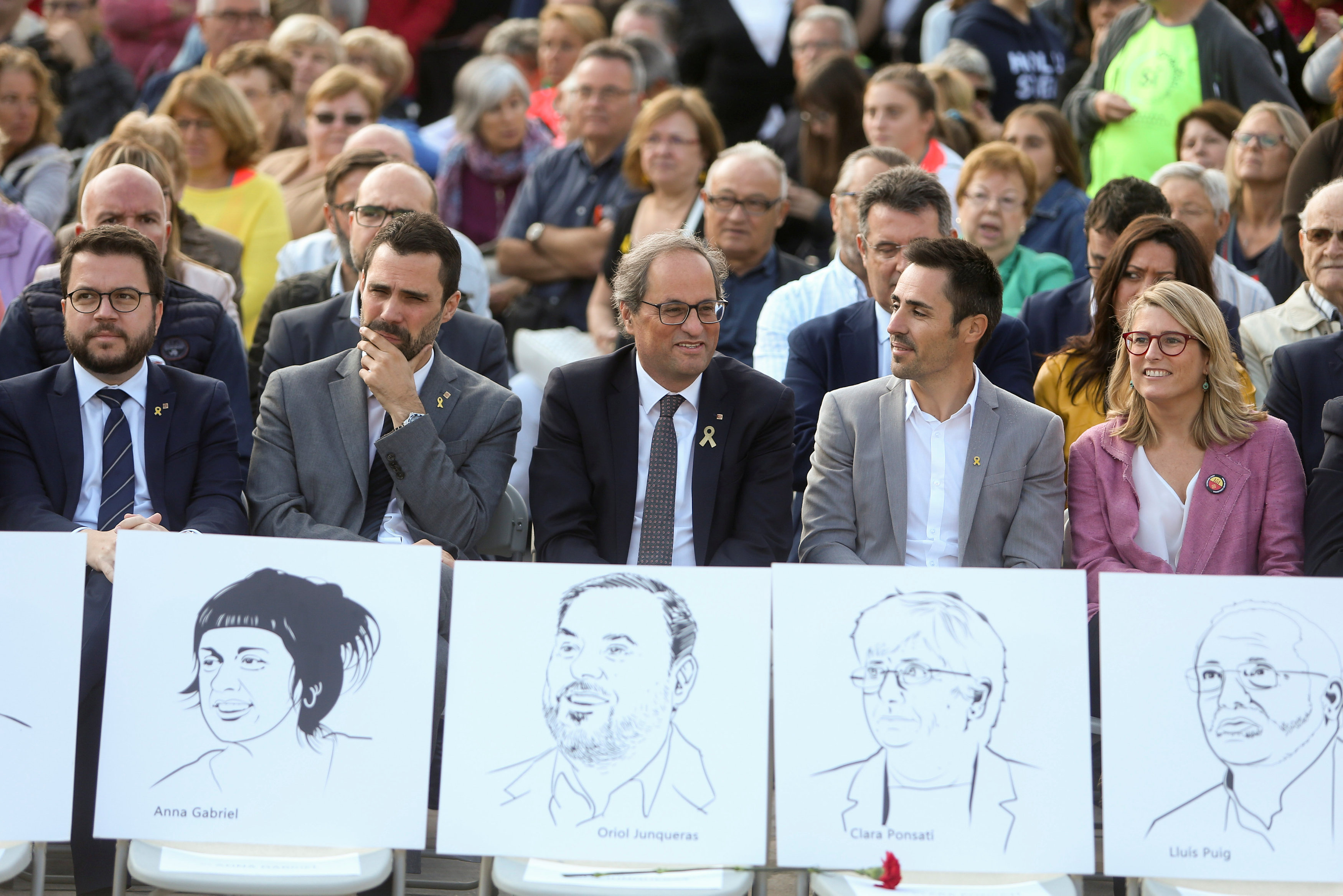 Quim Torra con imágenes de los líderes independentistas detenidos durante un acto en Sant Julia de Ramis (REUTERS/Jon Nazca)