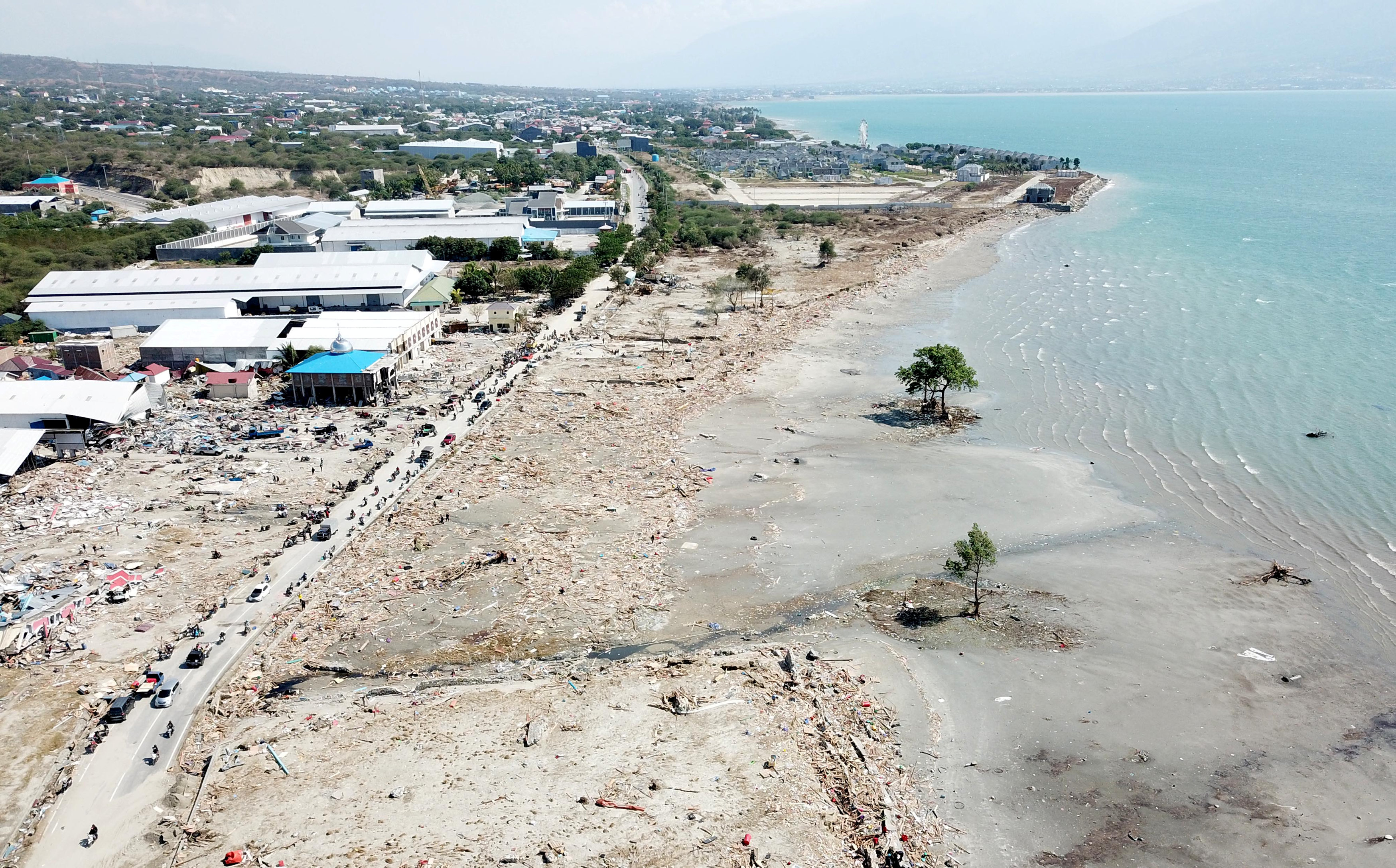 La devastación en la playa de Taipa en Palu (Antara Foto/Muhammad Adimaja via REUTERS)